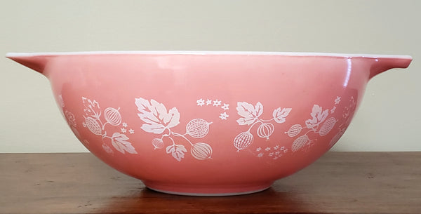 Vintage Pyrex Gooseberry Pink & White Cinderella Mixing Nesting Bowls - Set of 4