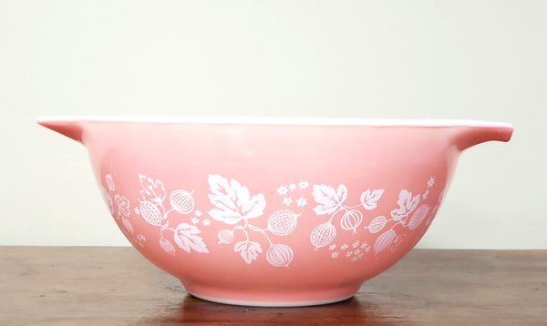 Vintage Pyrex Gooseberry Pink & White Cinderella Mixing Nesting Bowls - Set of 4