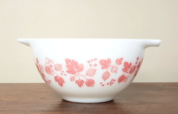 Vintage Pyrex Gooseberry Pink & White Cinderella Mixing Nesting Bowls - Set of 4