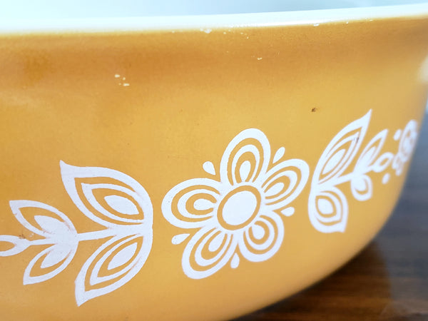 Pyrex Butterfly Gold Oval 1.5 Qt Casserole with Lid 043 by Corning c. 1970's