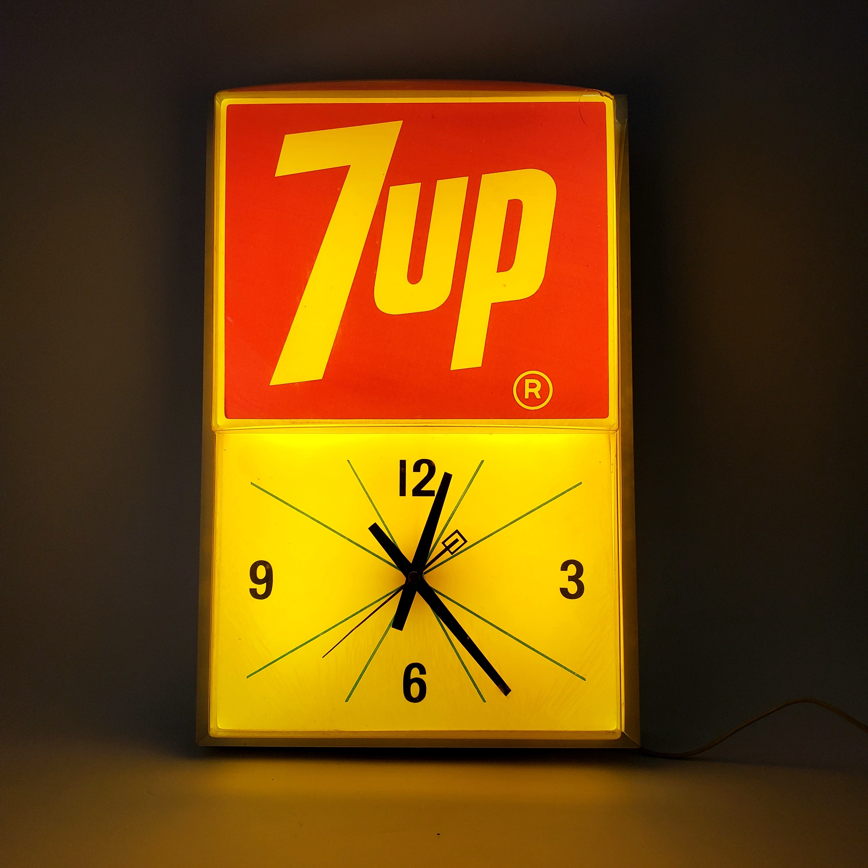 Vintage 7UP Lighted Electric Wall Clock with Metal Base c
